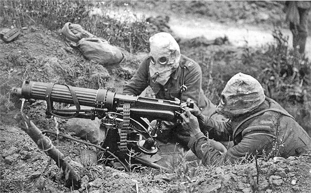 640px-Vickers_machine_gun_crew_with_gas_masks